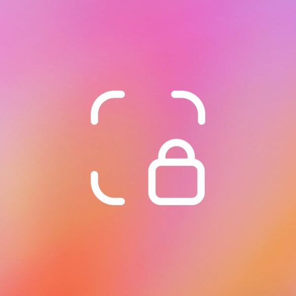 Замок на розовом градиенте, символизирующий защиту данных и конфиденциальность информации.