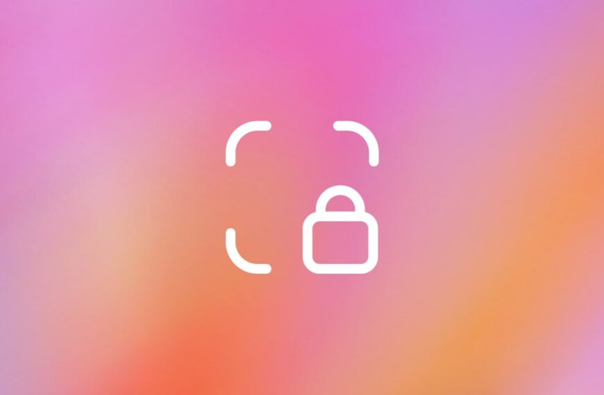 Замок на розовом градиенте, символизирующий защиту данных и конфиденциальность информации.