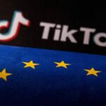 Логотип TikTok и флаг ЕС с желтыми звездами на синем фоне.