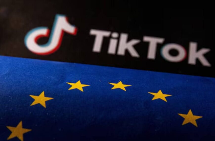 Логотип TikTok и флаг ЕС с желтыми звездами на синем фоне.