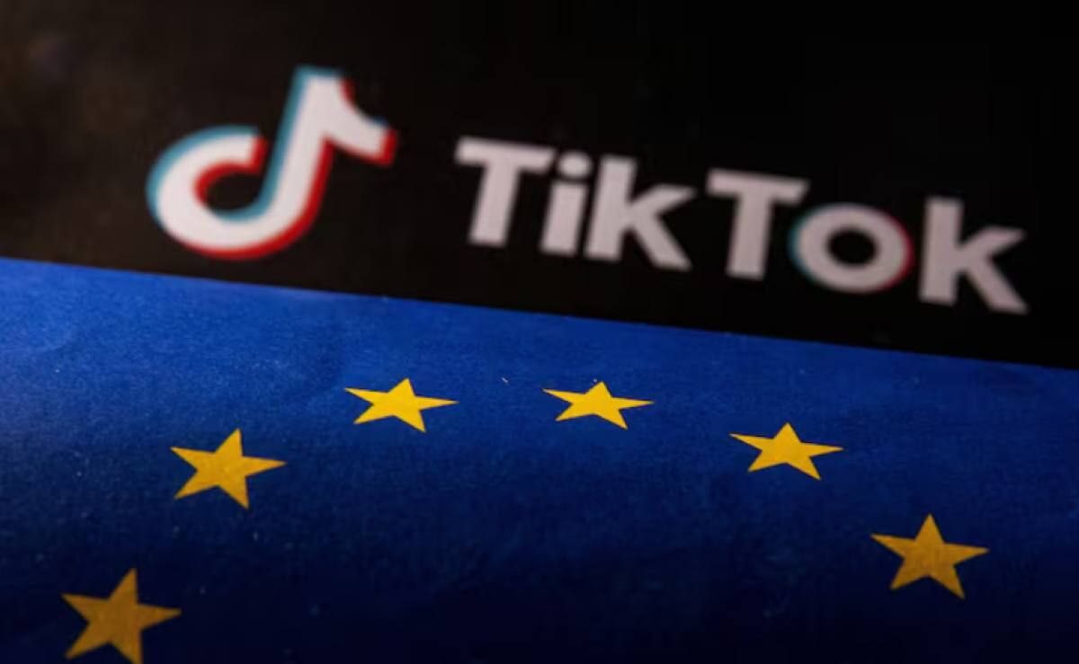 Логотип TikTok и флаг ЕС с желтыми звездами на синем фоне.