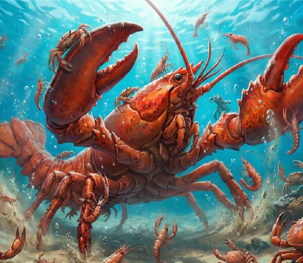 Гигантский омар под водой с маленькими крабами и креветками на морском дне.