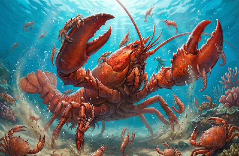 Гигантский омар под водой с маленькими крабами и креветками на морском дне.