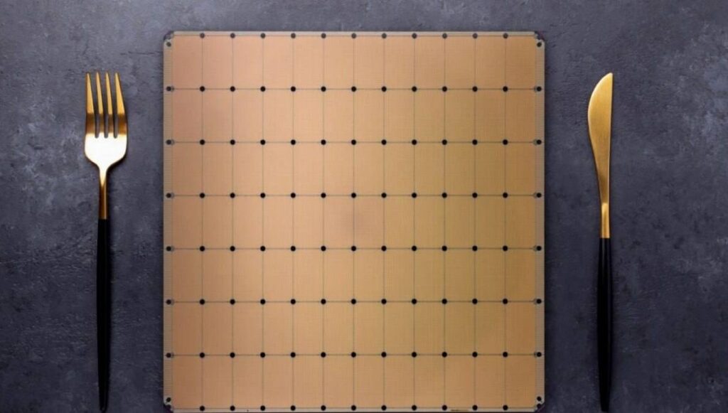 В Индии разворачивают один из крупнейших суперкомпьютеров в мире. Строят... 1 Вилка, нож и микрочип на сером фоне, символ технологии и кухни.