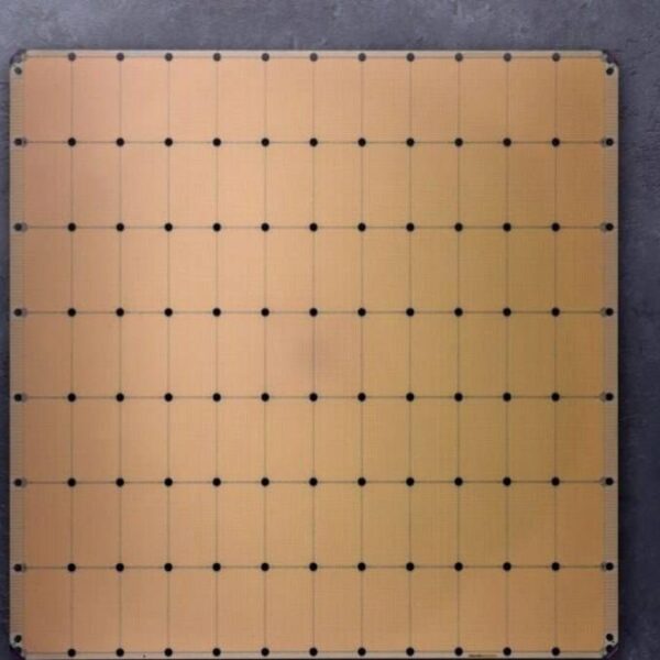 Вилка, нож и микрочип на сером фоне, символ технологии и кухни.