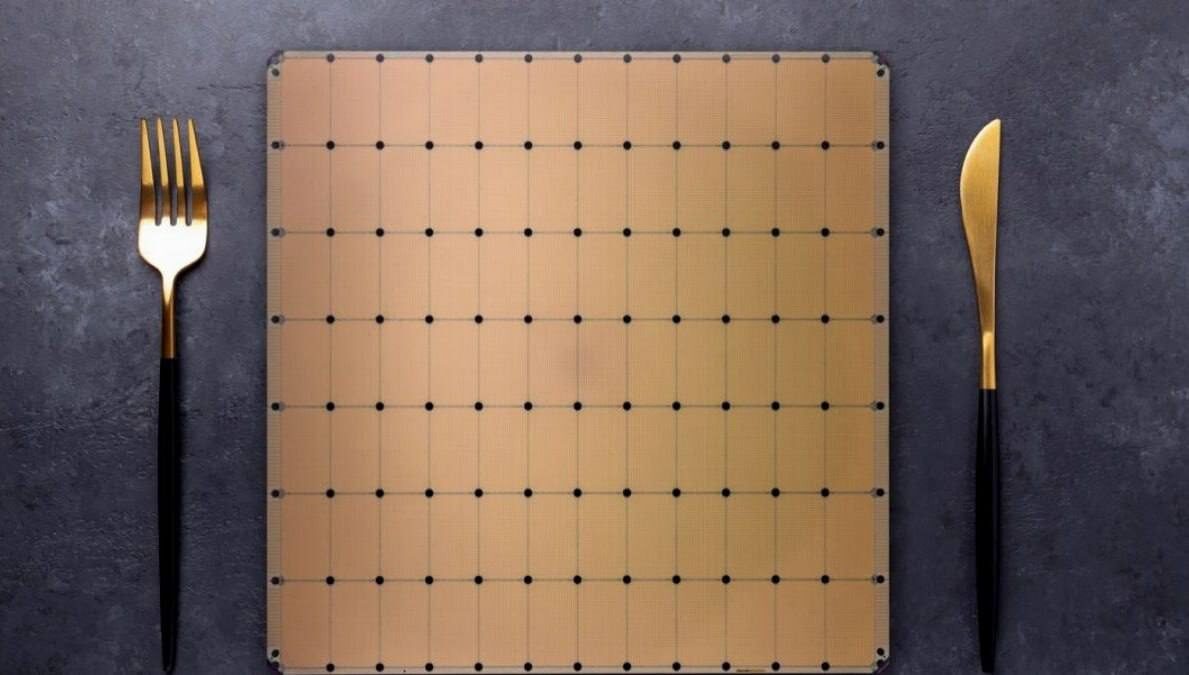 Вилка, нож и микрочип на сером фоне, символ технологии и кухни.