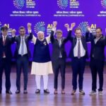 Лидеры держатся за руки на сцене саммита AI Impact Summit 2023, фиолетовый задний фон.