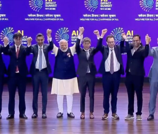 Лидеры держатся за руки на сцене саммита AI Impact Summit 2023, фиолетовый задний фон.