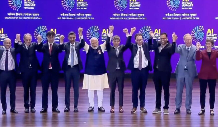 Лидеры держатся за руки на сцене саммита AI Impact Summit 2023, фиолетовый задний фон.