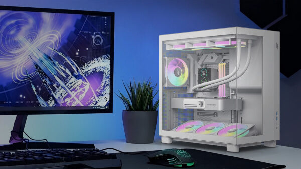 Белый игровой ПК с подсветкой рядом с монитором и клавиатурой на рабочем столе.