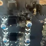 Сгоревшая плата с видимыми повреждениями и обугленными элементами.