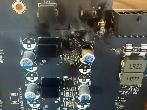 Сгоревшая плата с видимыми повреждениями и обугленными элементами.