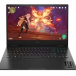 Игровой ноутбук с подсветкой клавиатуры показывает сцену из видеоигры.