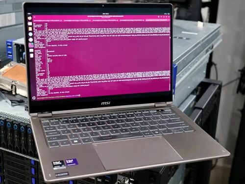 Ноутбук MSI на фоне серверов с открытым терминалом в операционной системе Linux.