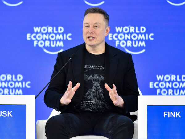 Человек на панели Всемирного экономического форума, обсуждающий мировые вопросы.