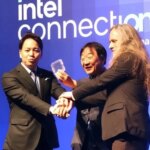 Трое людей на сцене держат награду "Intel Connection".