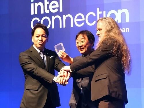 Трое людей на сцене держат награду "Intel Connection".