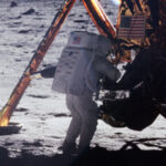 Астронавт на Луне рядом с посадочным модулем миссии "Аполлон".