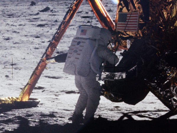 Астронавт на Луне рядом с посадочным модулем миссии "Аполлон".