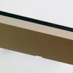 Видеокарта NVIDIA в золотистом корпусе, вид сбоку.