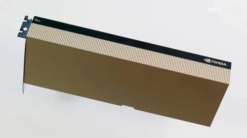 Видеокарта NVIDIA в золотистом корпусе, вид сбоку.