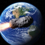 Астероид летит к Земле в космосе.
