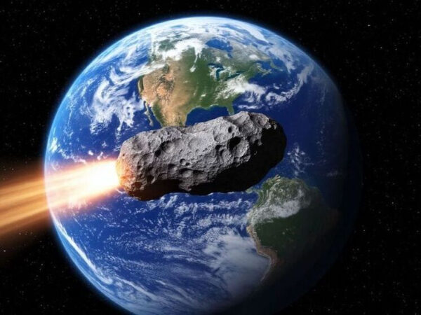 Астероид летит к Земле в космосе.