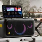 Портативная колонка с экраном на улице, стильный современный дизайн для кемпинга.