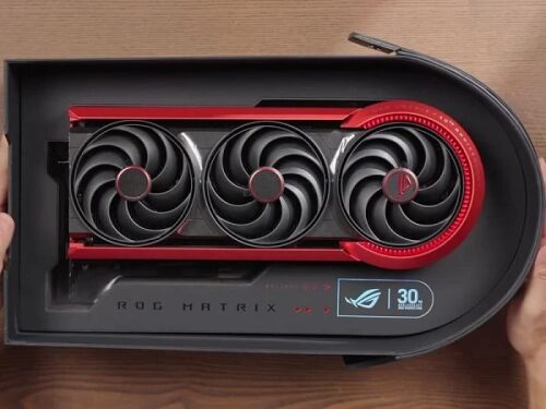 Видеокарта ROG Matrix в коробке с тремя вентиляторами и красными акцентами.