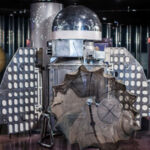 Советский космический зонд с солнечными панелями в музее космонавтики.