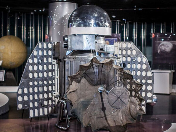 Советский космический зонд с солнечными панелями в музее космонавтики.