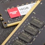 Планки оперативной памяти 16GB на фоне текстурированной поверхности.