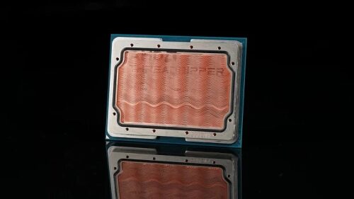 Процессор на чёрном фоне, медная поверхность, отражение. Технологии, компьютерные комплектующие.