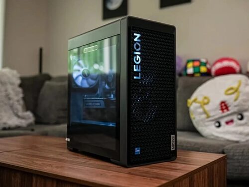 Игровой системный блок Lenovo Legion на деревянном столе в домашней обстановке.