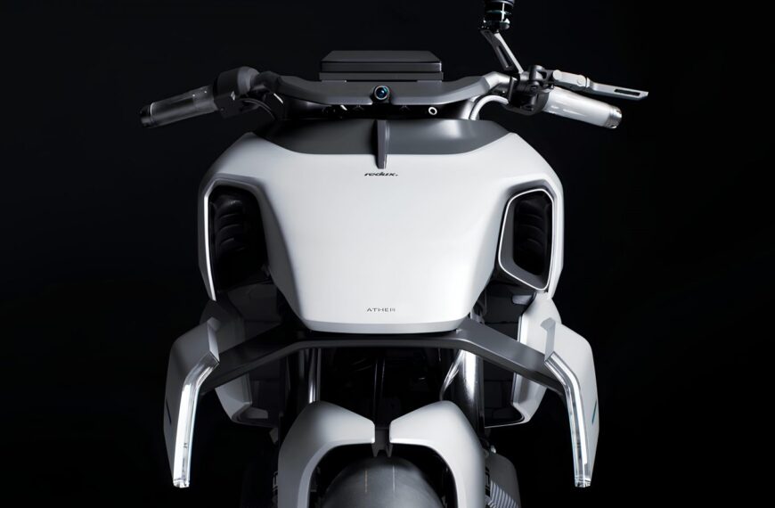 Белый футуристичный мотоцикл на черном фоне, вид спереди.