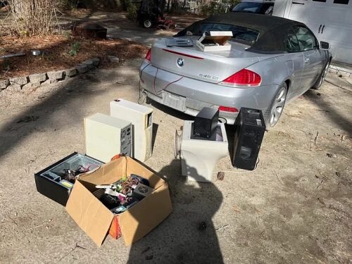 Любитель рыться в контейнере с электронными отходами нашёл 64 Гбайта DDR4 3 Серый кабриолет, коробки с компьютерными комплектующими на улице.