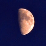 Полумесяц на ночном небе, крупный план, темно-синее небо.