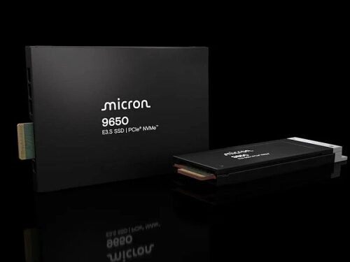 SSD диск Micron 9650 PCIe NVMe, вид спереди на черном фоне.