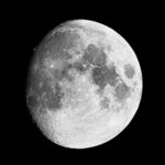 Чёрно-белое изображение Луны на фоне ночного неба.