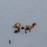 Палаточный лагерь на снегу, люди в зимней одежде, полярная экспедиция.