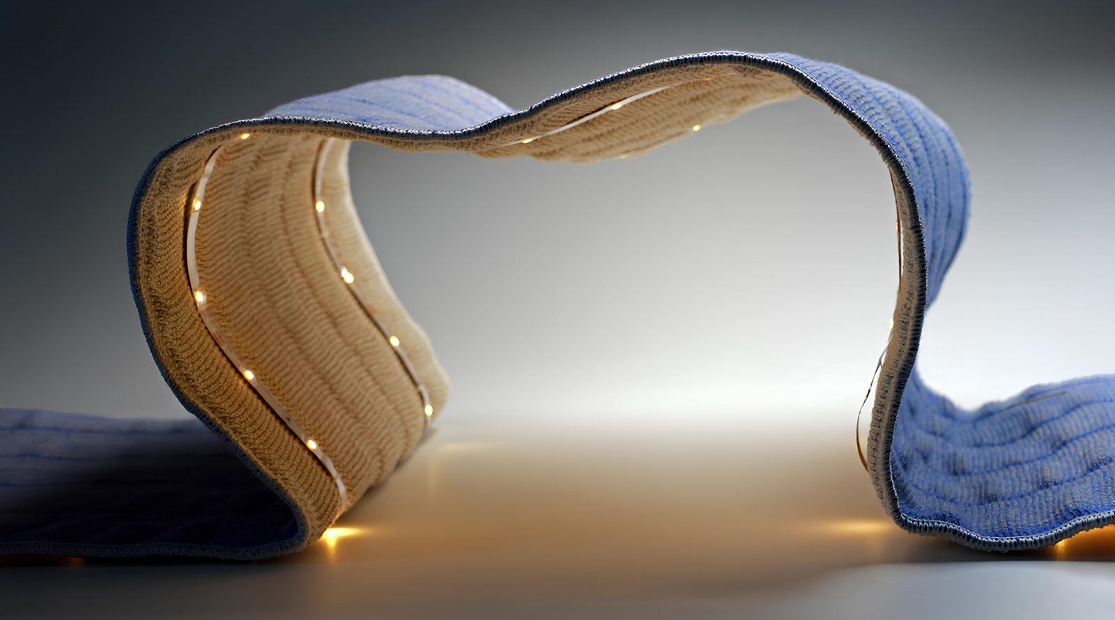 Изогнутый светящийся текстильный материал с LED-подсветкой, фокус на дизайне и инновациях.