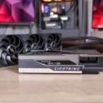 Видеокарта GeForce RTX Lightning на столе рядом с системой охлаждения.
