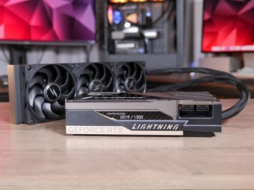 Видеокарта GeForce RTX Lightning на столе рядом с системой охлаждения.
