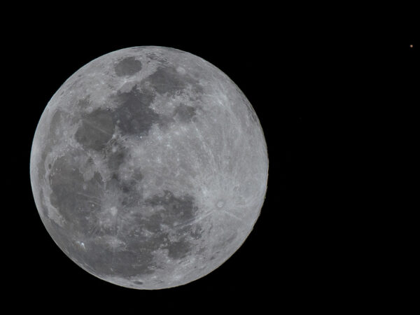 Полная луна на ночном небе, крупный план, черный фон.