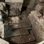 Древние каменные ступени в археологическом раскопе на историческом сайте.