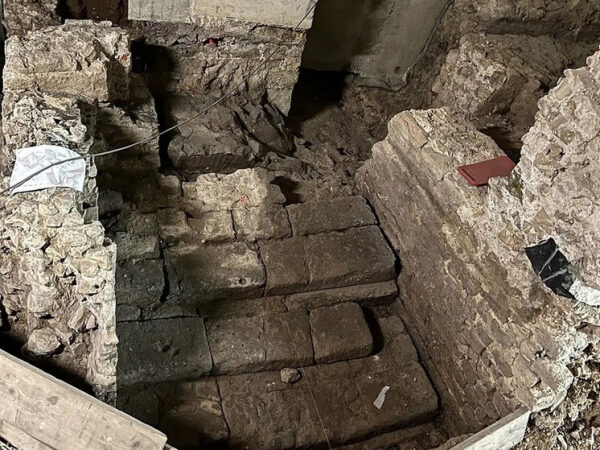 Найден уникальный домашний алтарь времен Римской империи 1 Древние каменные ступени в археологическом раскопе на историческом сайте.