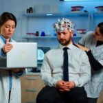 Медицинское обследование мозга: врачи с пациентом и ЭЭГ-оборудованием в лаборатории.