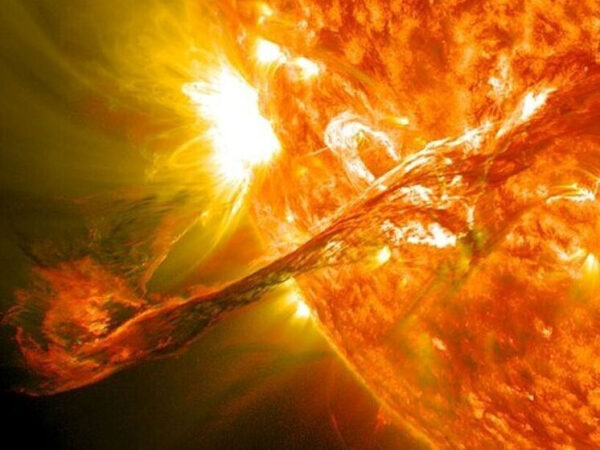 Солнечная вспышка: активность на поверхности Солнца, выброс плазмы и энергии.