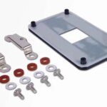 Комплект креплений: пластина, зажимы, шайбы, винты на белом фоне.