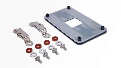 Комплект креплений: пластина, зажимы, шайбы, винты на белом фоне.